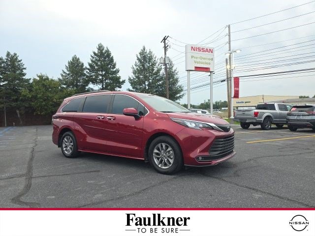 Used 2026 Toyota Sienna XLE FWD image 1