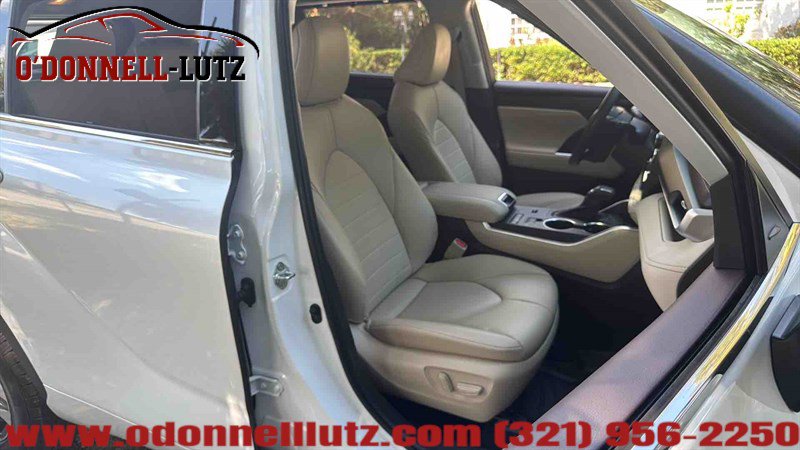 Used 2022 Toyota Highlander XLE FWD image 13