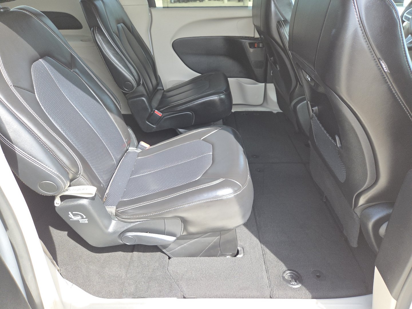 Used 2023 Chrysler Pacifica Touring-L FWD image 21