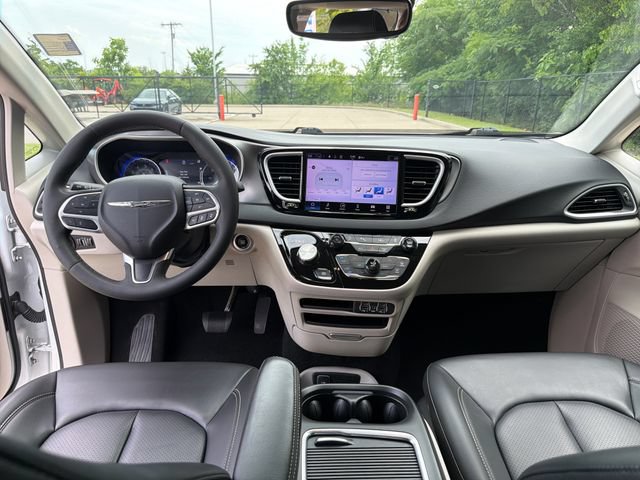 Used 2023 Chrysler Pacifica Touring-L FWD image 15