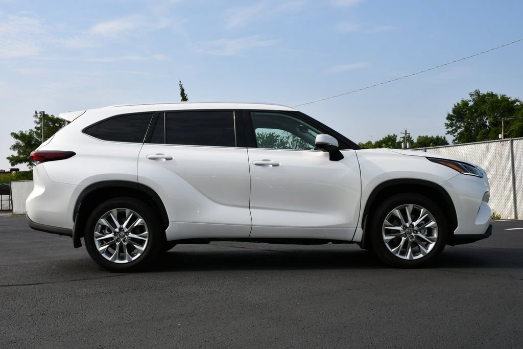 Used 2024 Toyota Highlander Limited FWD image 8