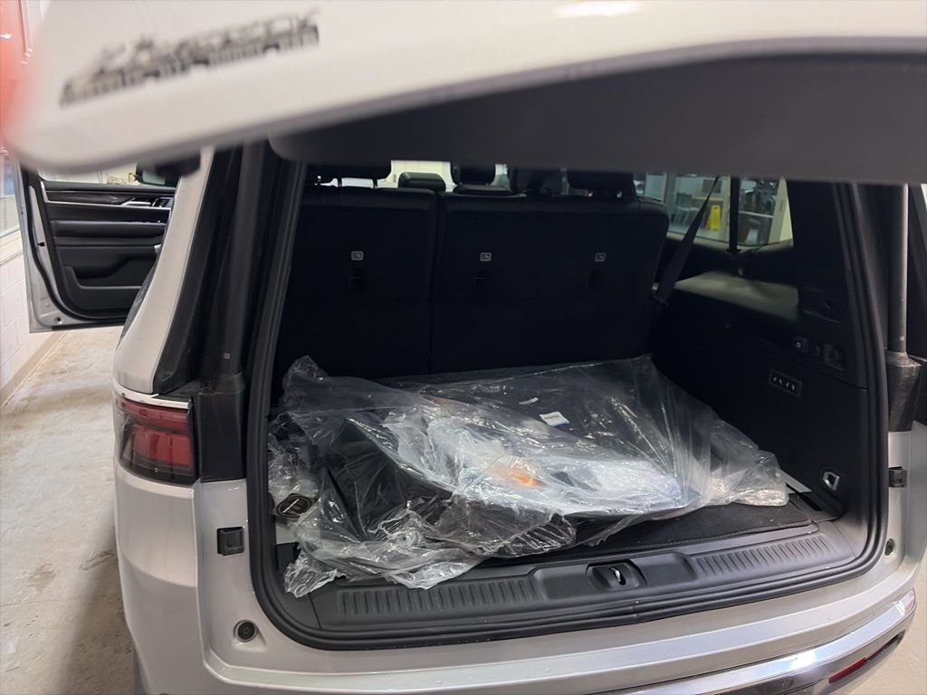 Used 2024 Jeep Wagoneer L 4WD w/ Premium Group I image 11