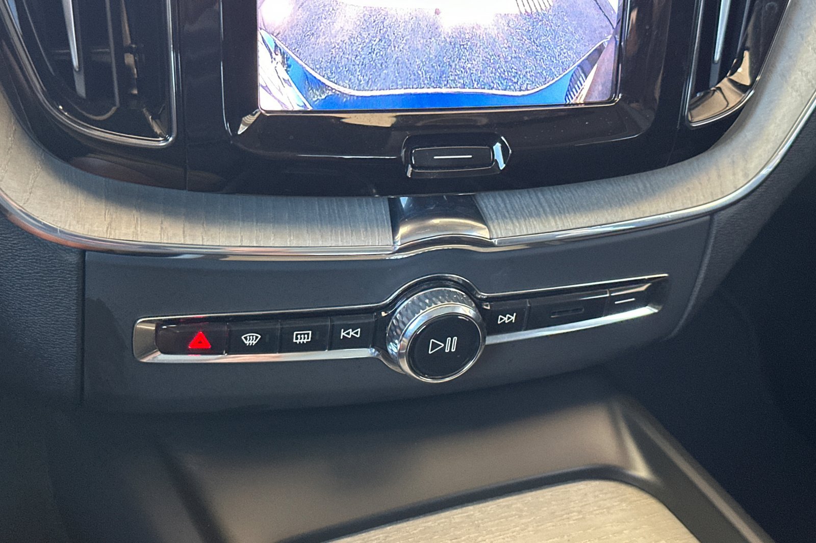 Certified 2025 Volvo XC60 B5 Plus AWD/4WD image 25