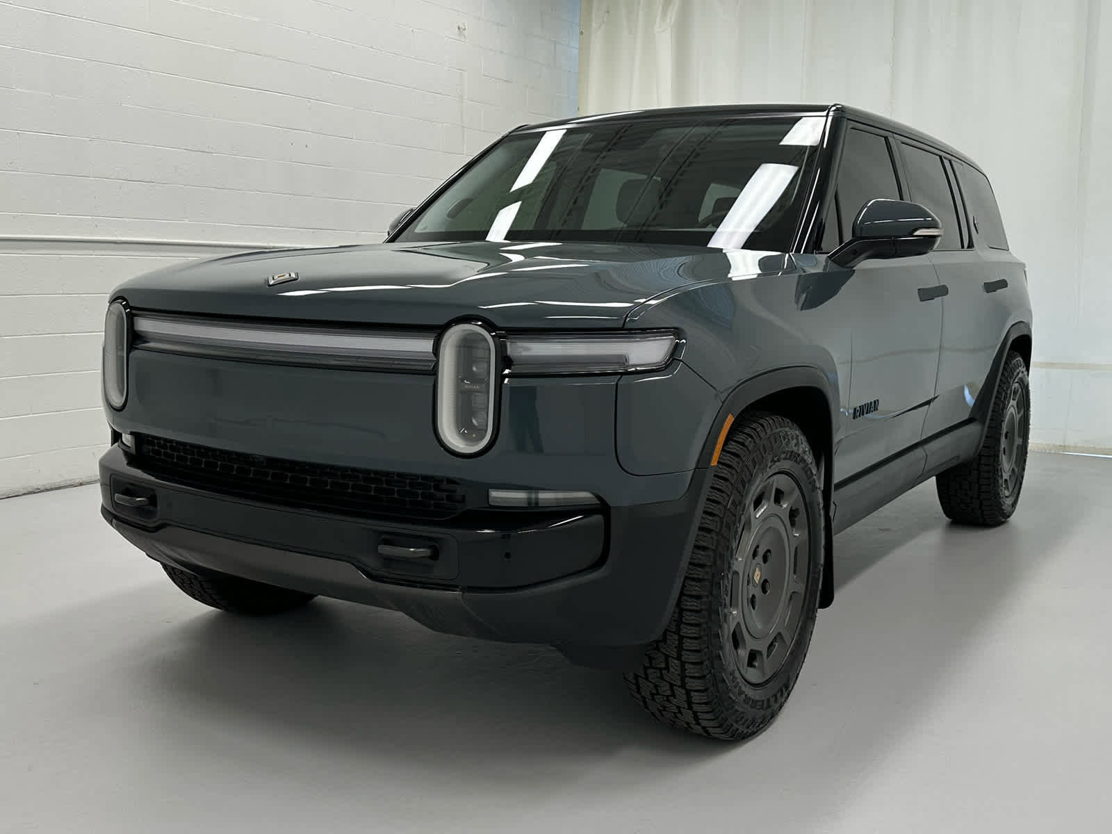 Used 2026 Rivian R1S Premium image 4