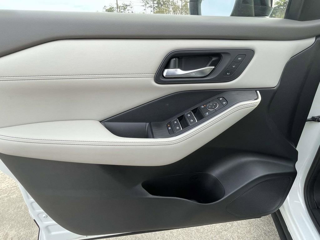 Used 2024 Nissan Rogue SL w/ SL Premium Package image 16