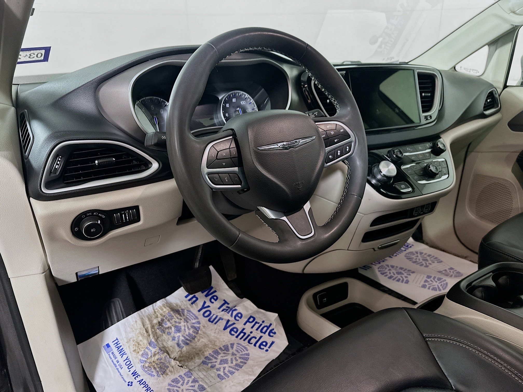 Used 2023 Chrysler Pacifica Touring-L FWD image 9