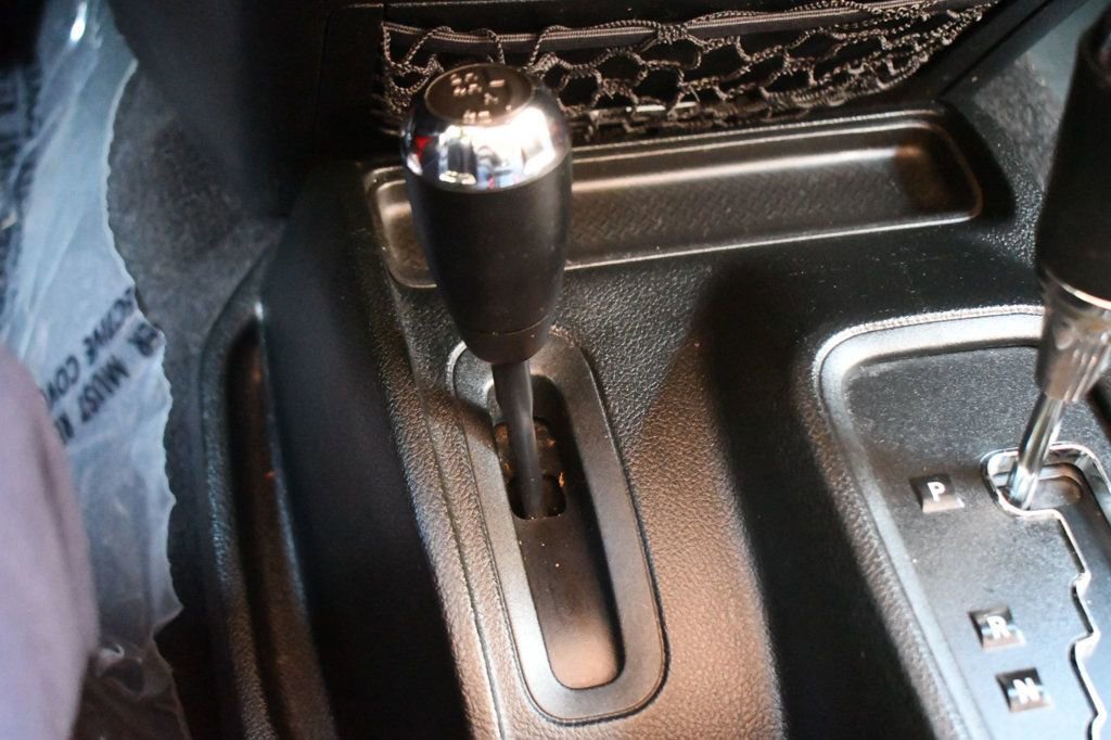 Used 2018 Jeep Wrangler Unlimited Sahara w/ Connectivity Group image 39