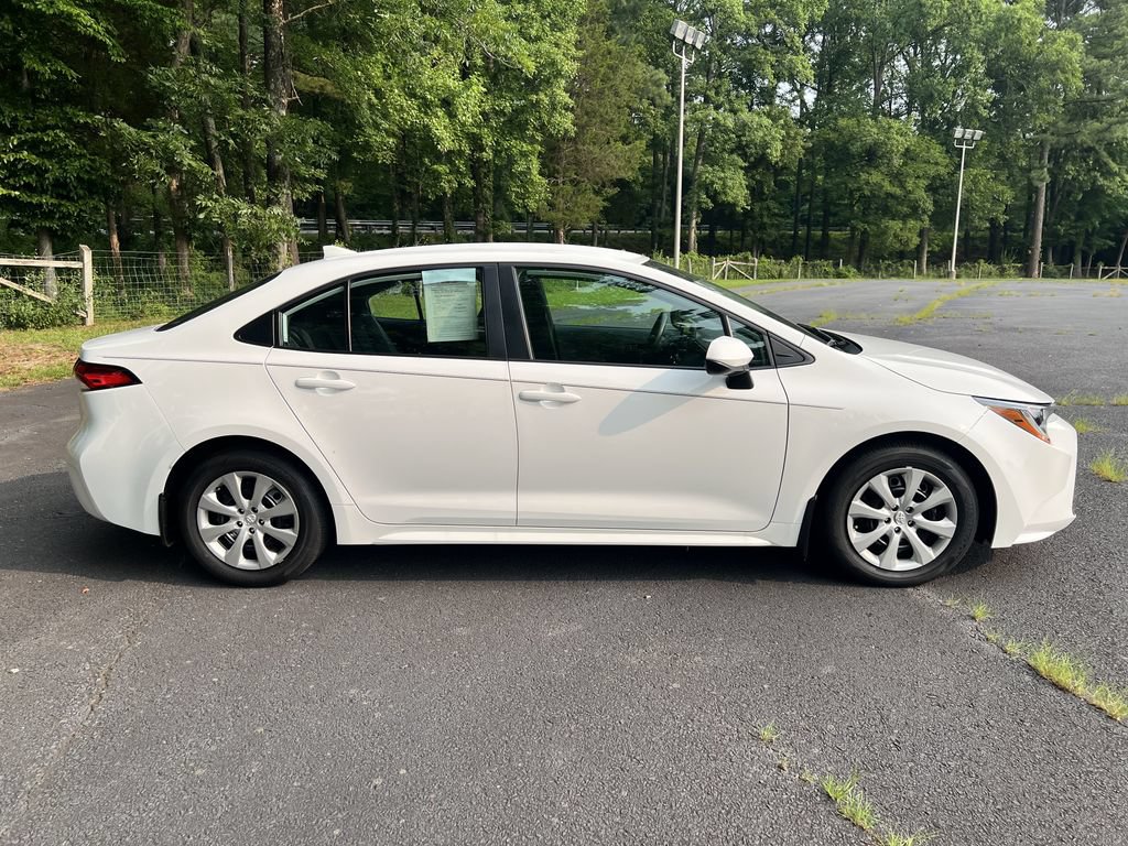 Used 2025 Toyota Corolla LE FWD image 2