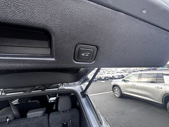 Used 2025 Chevrolet Traverse LT image 9