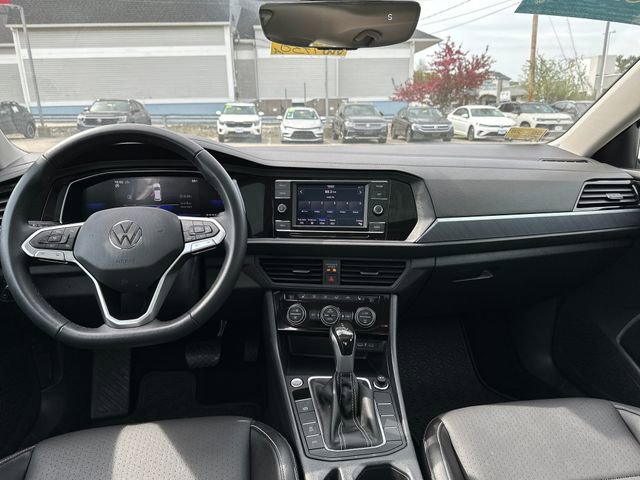 Certified 2023 Volkswagen Jetta SE w/ Panoramic Sunroof Package FWD image 16