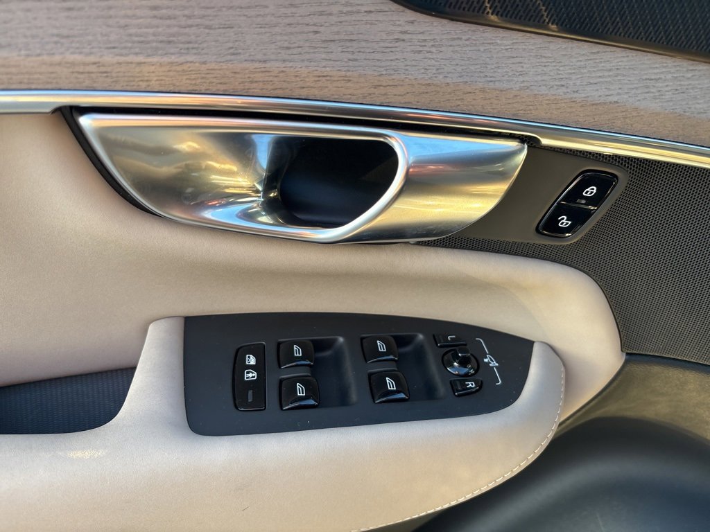 Certified 2025 Volvo XC90 B6 Plus image 18