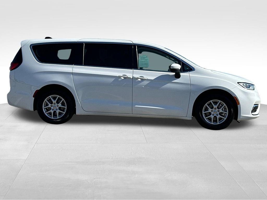 Used 2023 Chrysler Pacifica Touring-L image 6