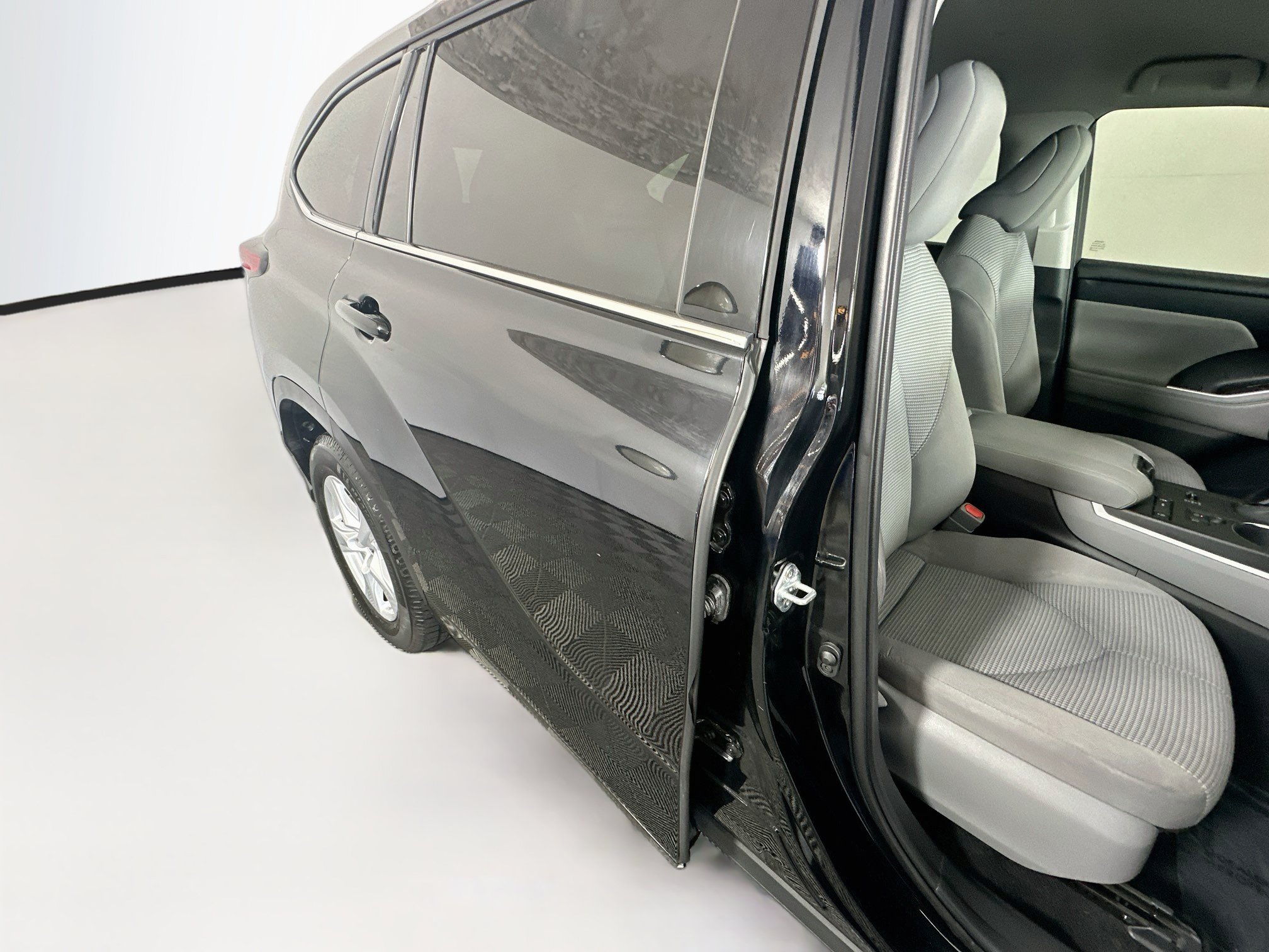 Used 2021 Toyota Highlander L FWD image 28