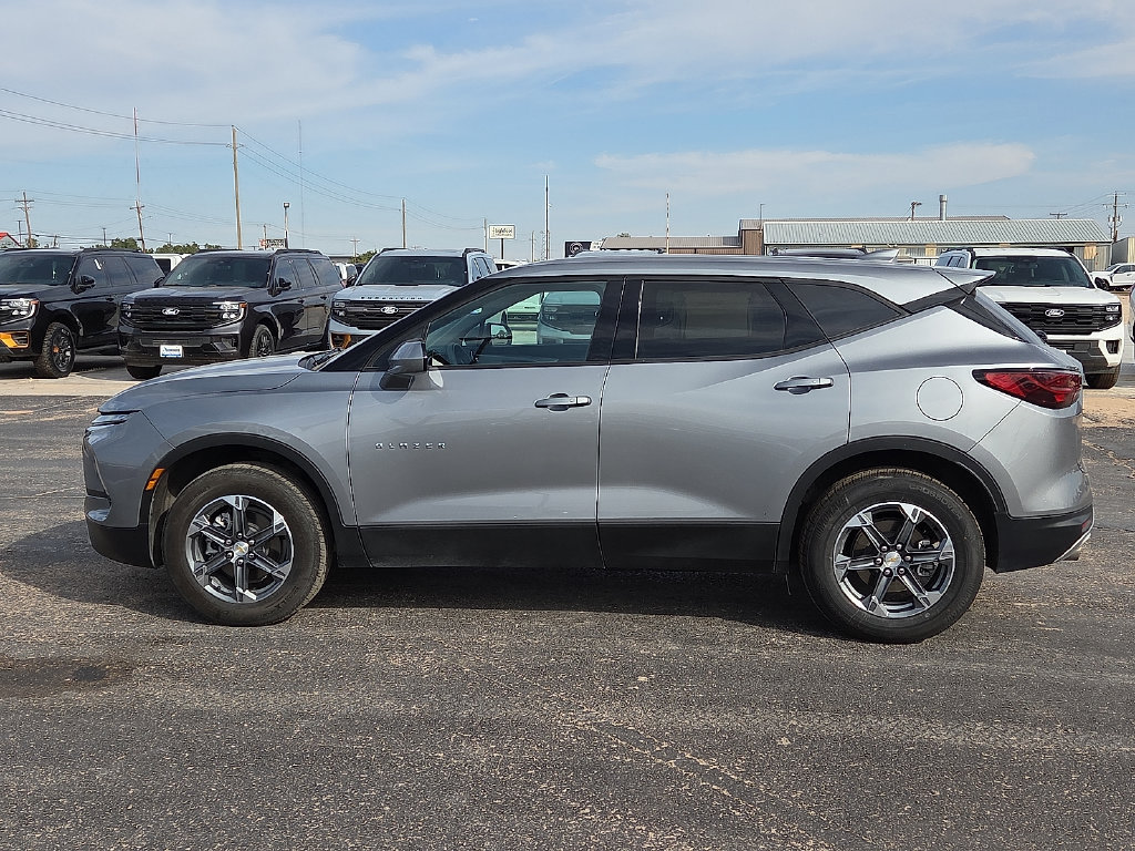Used 2025 Chevrolet Blazer LT FWD image 2
