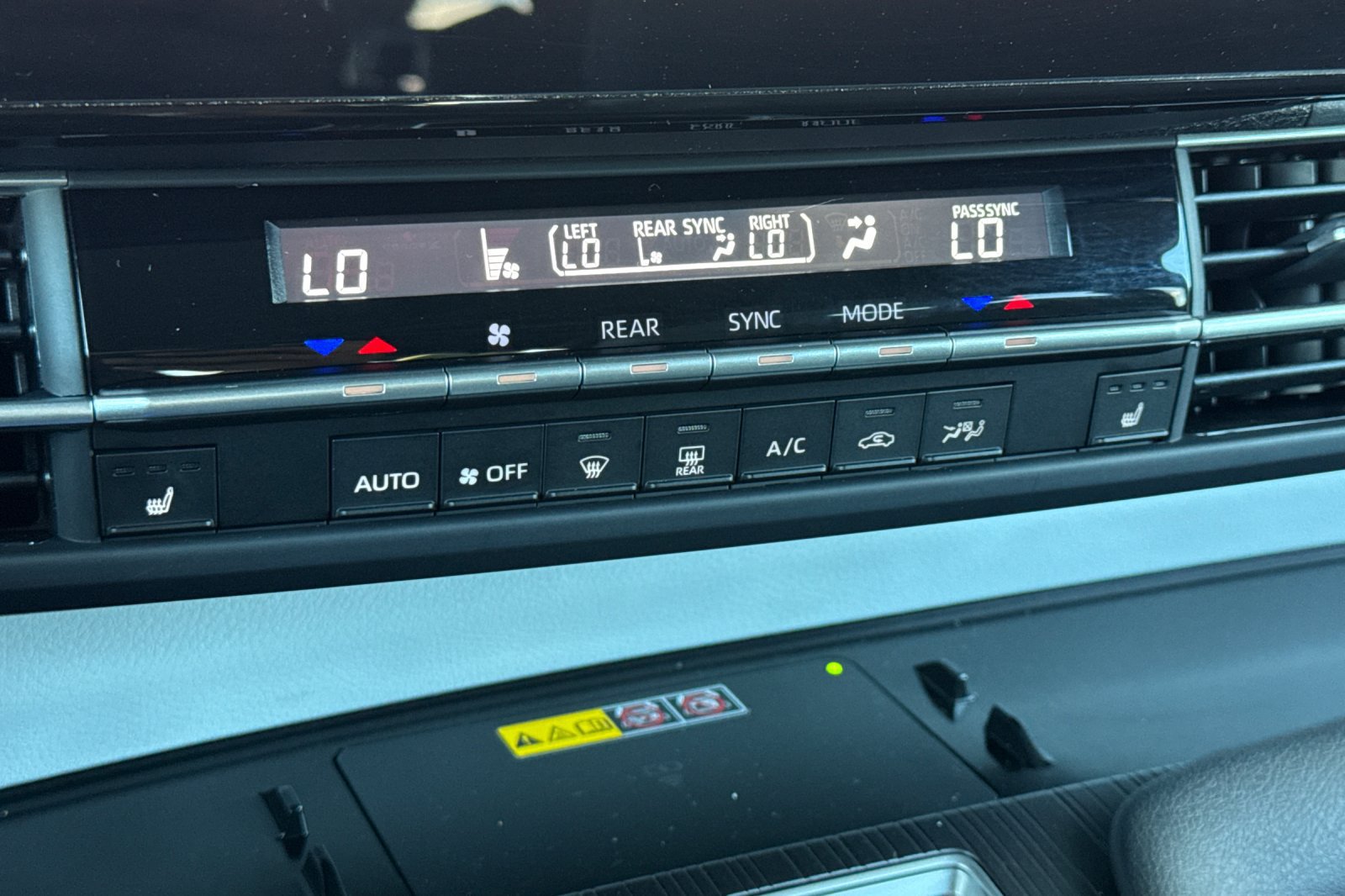 Used 2025 Toyota Sienna XLE FWD image 26