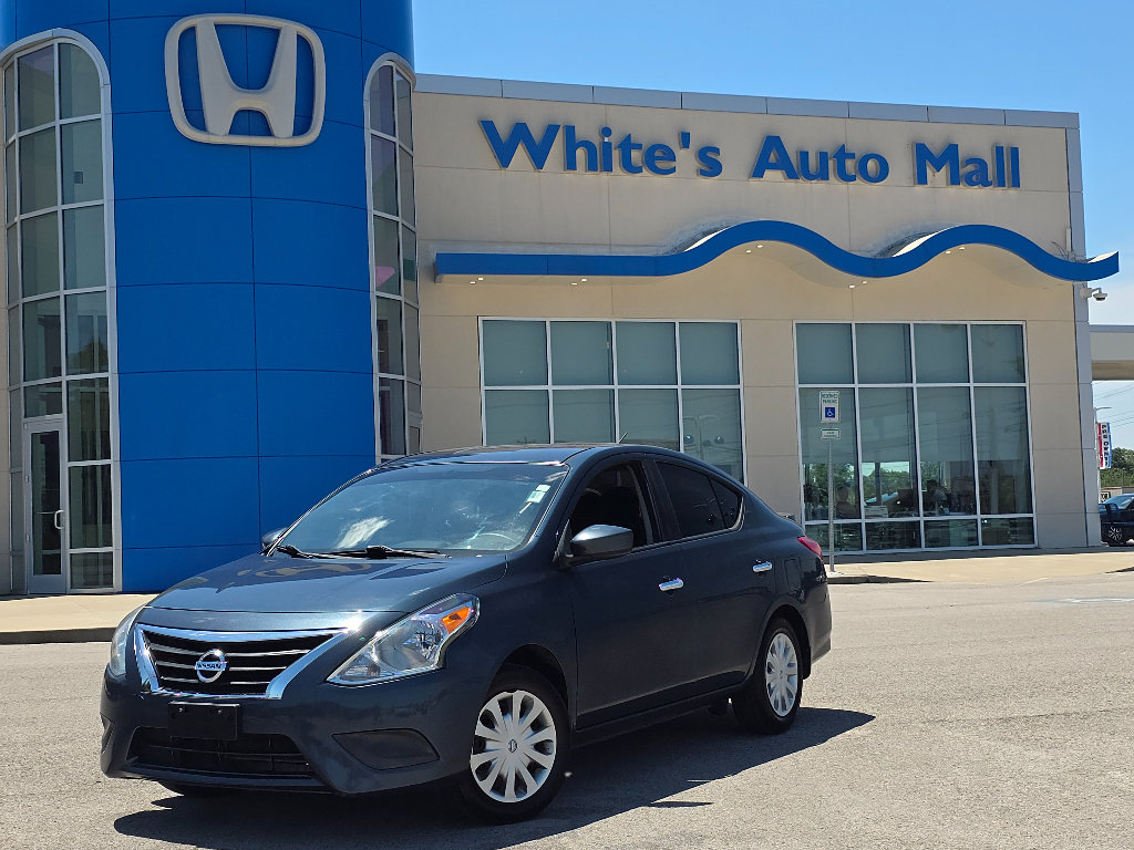 Used 2015 Nissan Versa SV FWD image 1