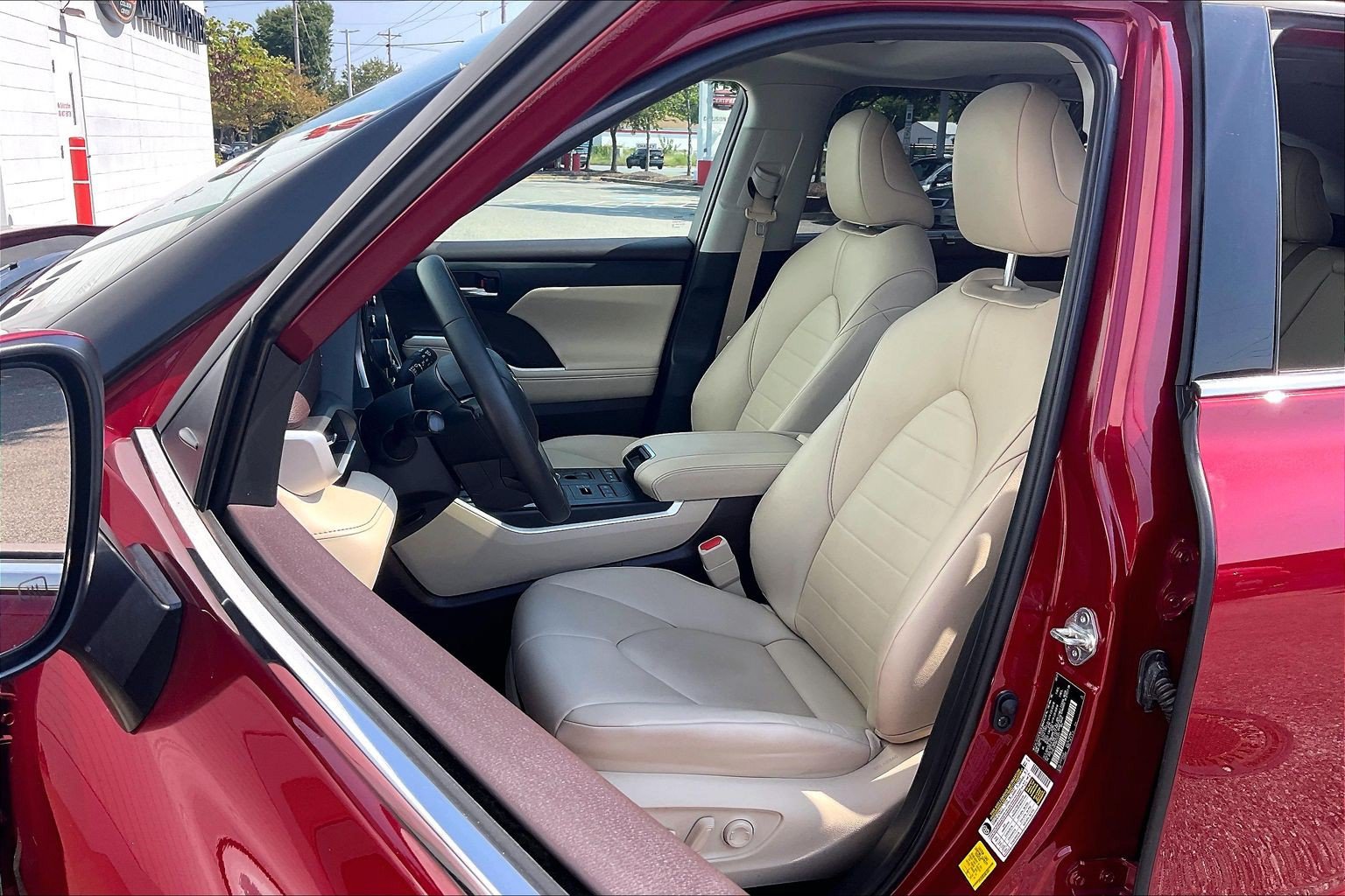 Used 2021 Toyota Highlander XLE AWD/4WD image 30