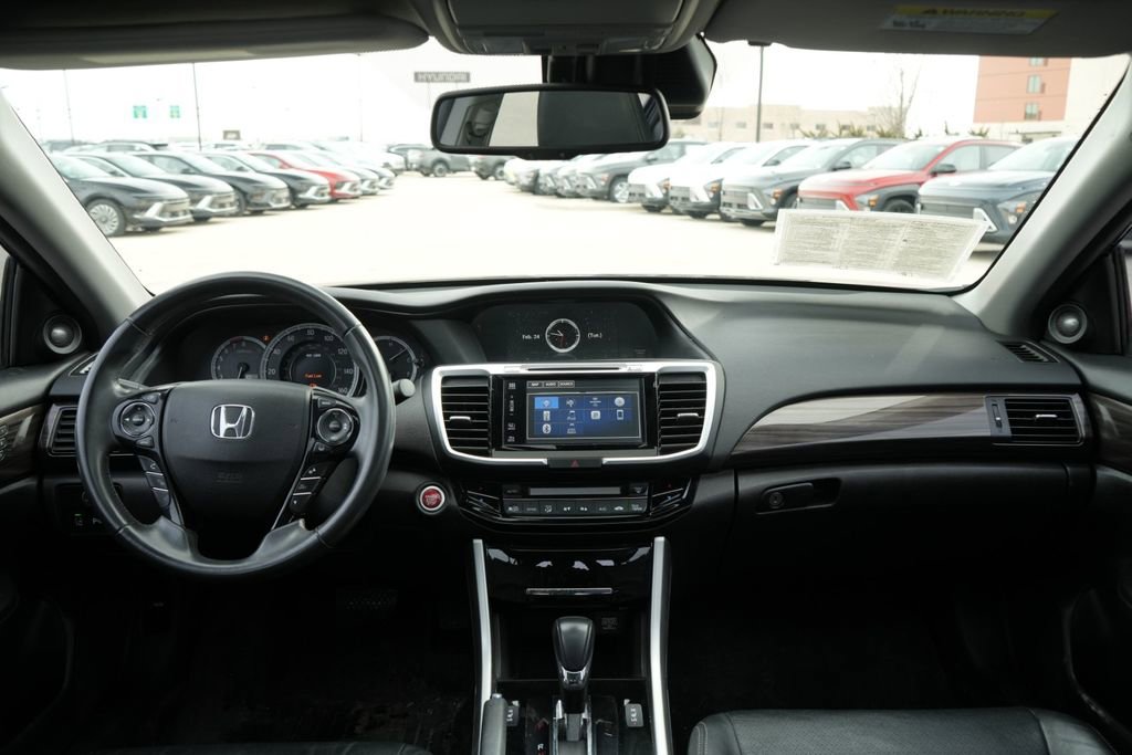 Used 2016 Honda Accord Touring image 17