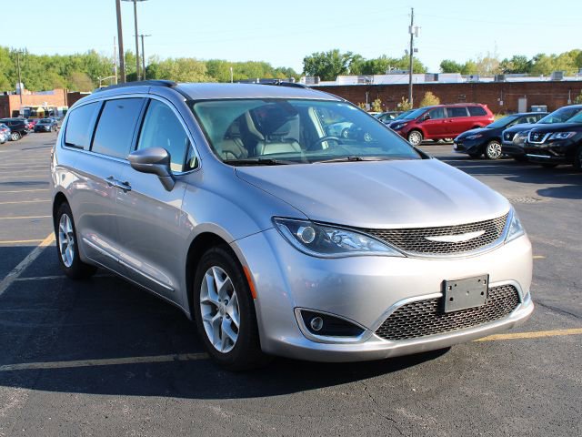 Used 2017 Chrysler Pacifica Touring-L w/ Tire & Wheel Group FWD image 4