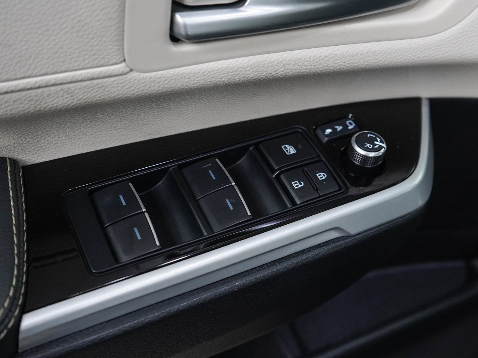 Used 2025 Toyota Sienna AWD image 25