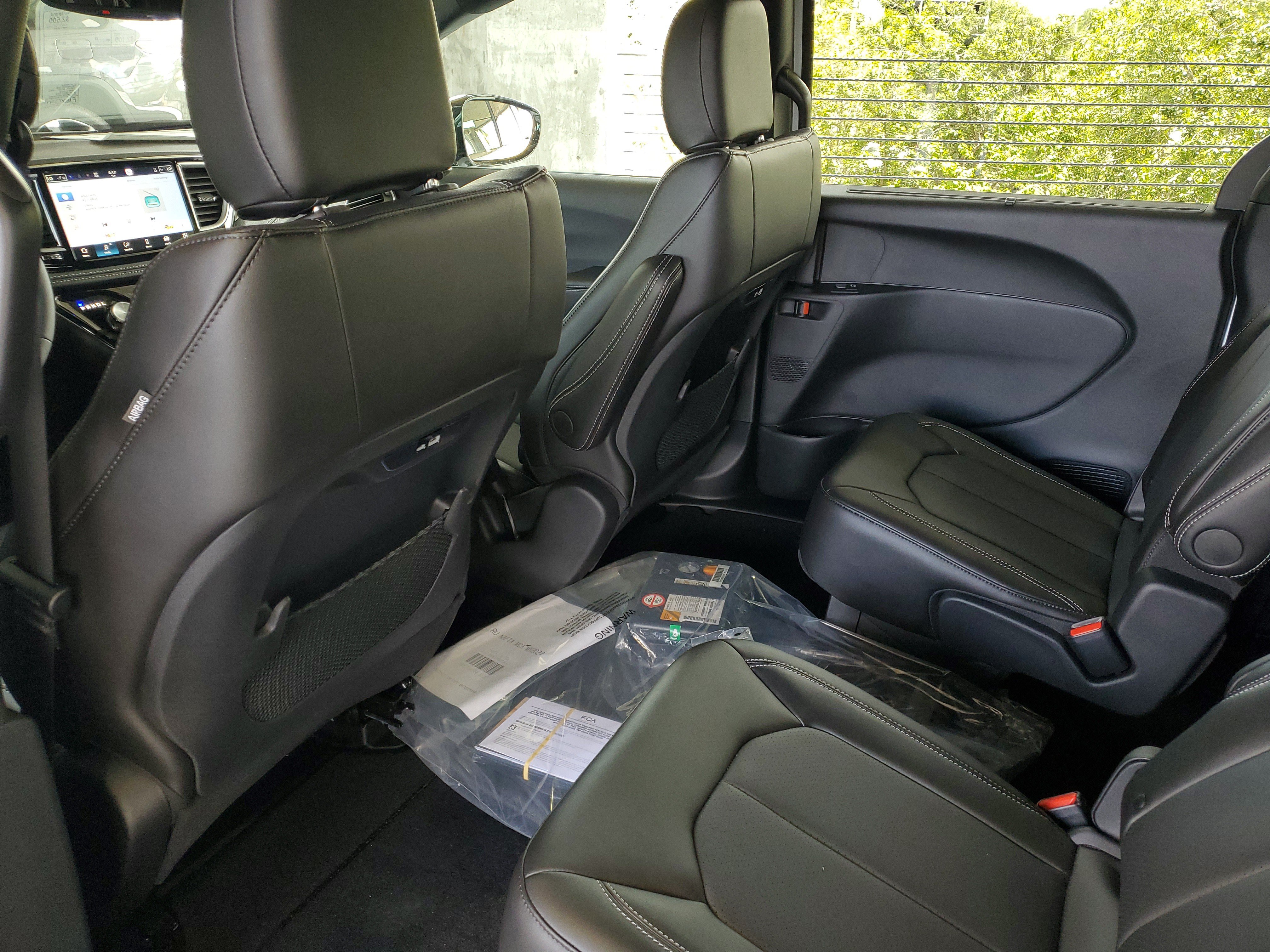 New 2027 Chrysler Pacifica Select FWD image 9