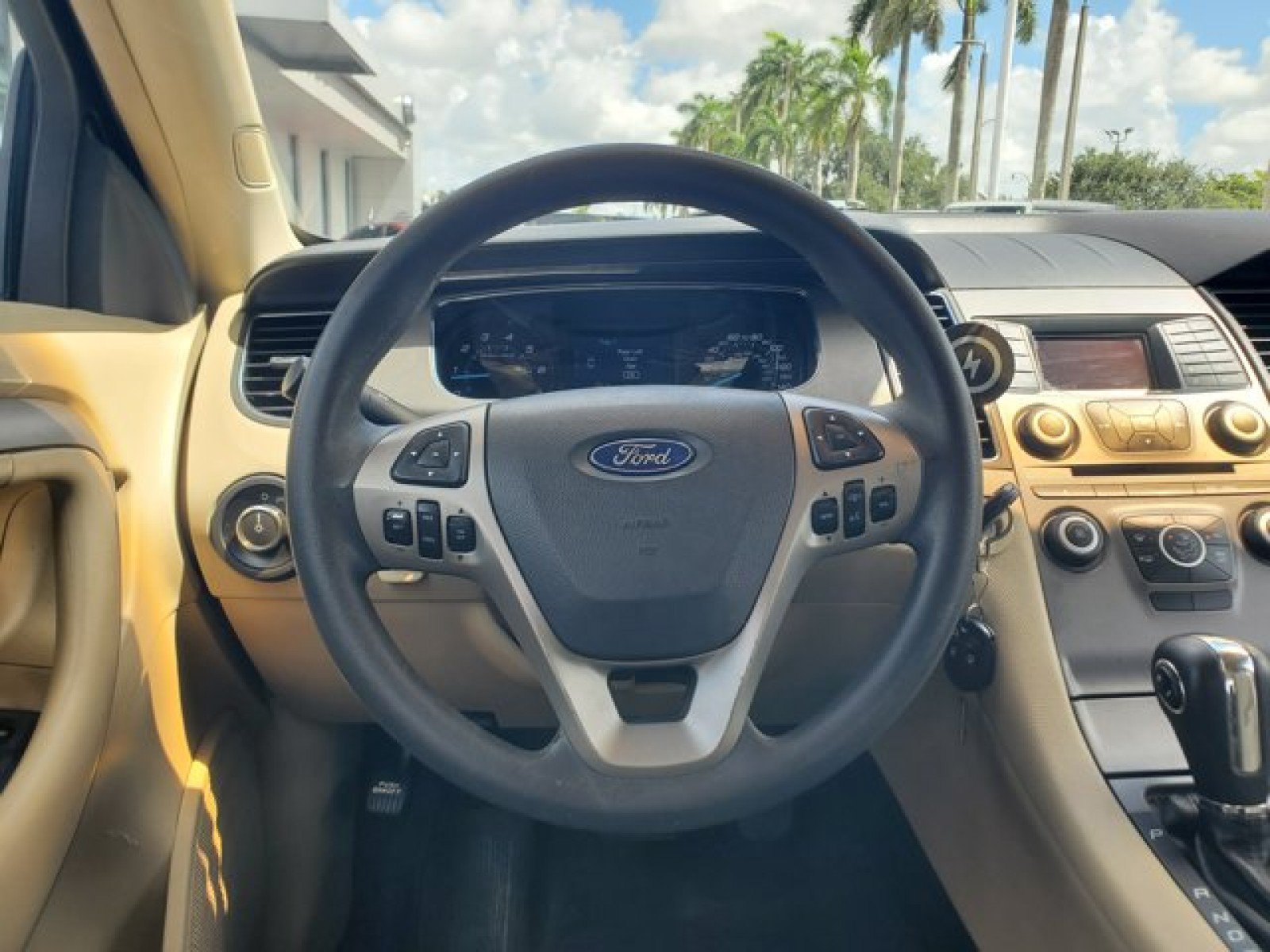 Used 2014 Ford Taurus SE FWD image 16