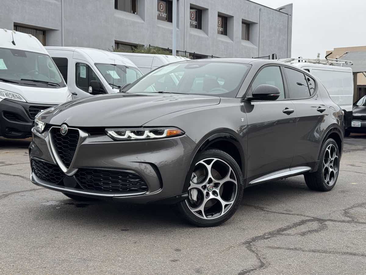Used 2024 Alfa Romeo Tonale Ti w/ Premium Interior Package AWD/4WD image 2
