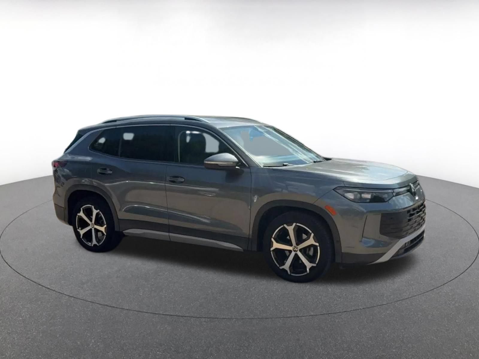 Used 2026 Volkswagen Tiguan SE FWD image 2