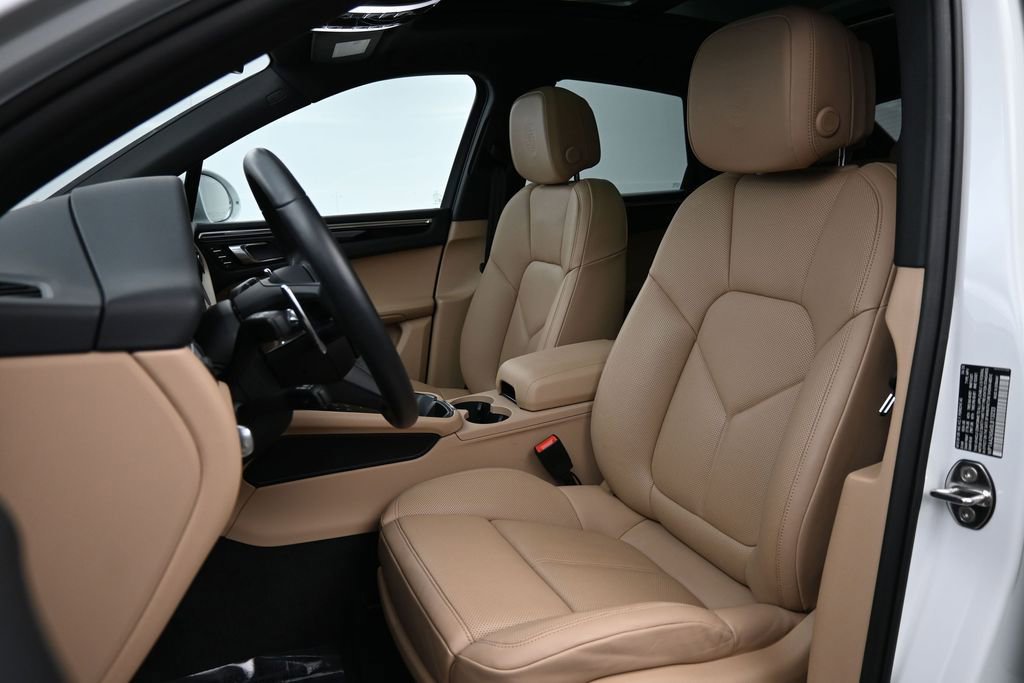 Certified 2025 Porsche Macan AWD/4WD image 5