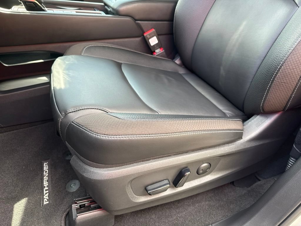 Used 2025 Nissan Pathfinder SL w/ Black Appearance Package FWD image 16
