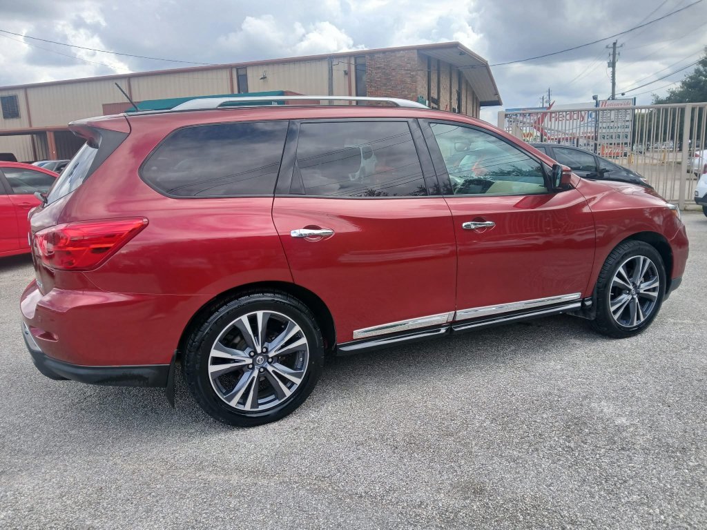 Used 2017 Nissan Pathfinder Platinum w/ Family Entertainment Package FWD image 5
