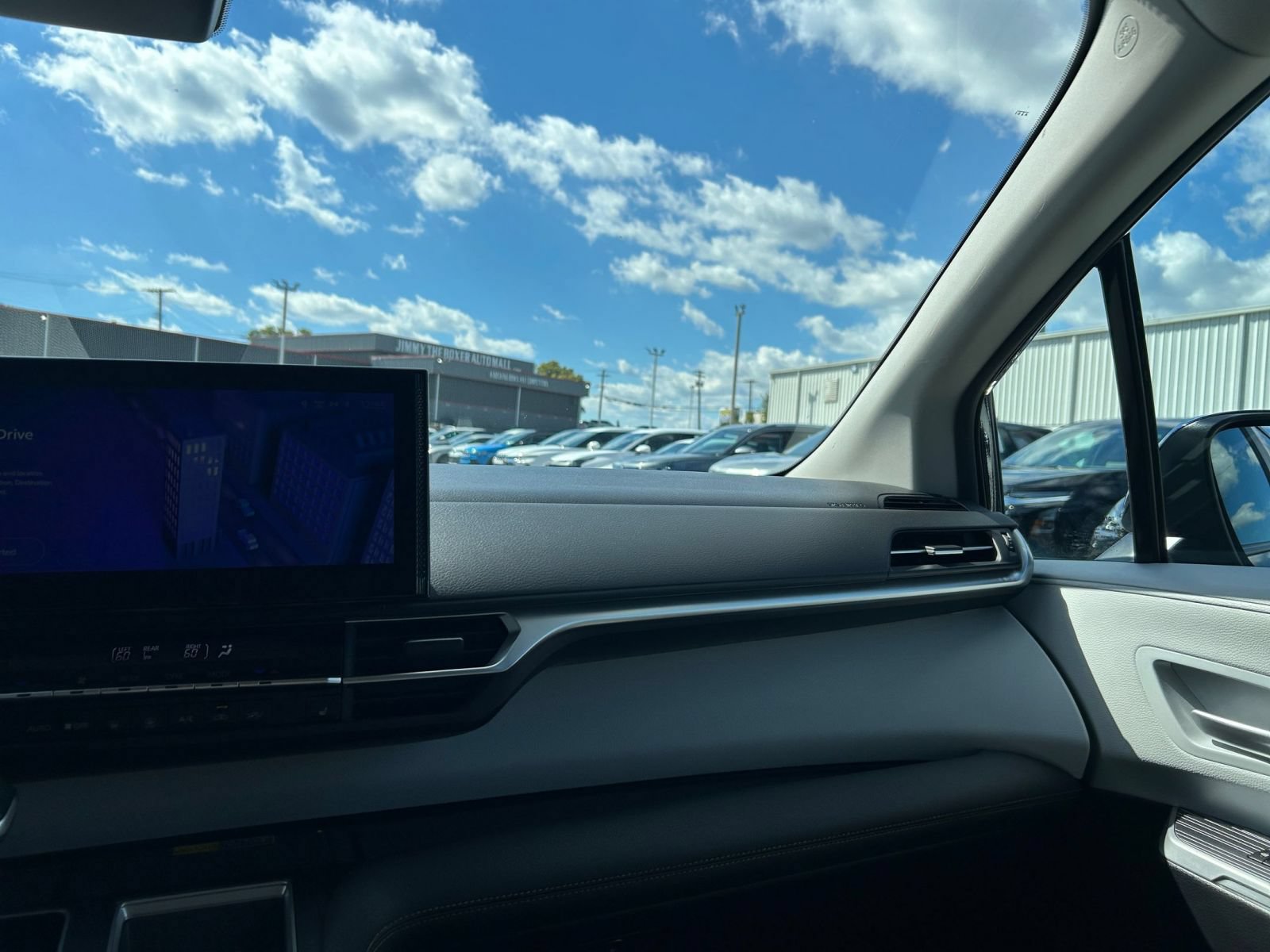 Used 2025 Toyota Sienna XLE FWD image 33