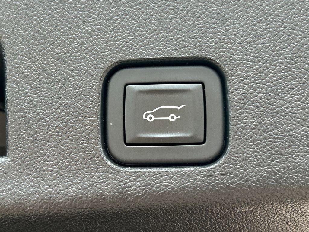 Used 2025 Chevrolet Traverse LT AWD/4WD image 32