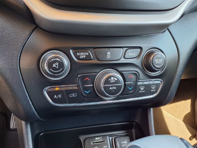 Used 2014 Jeep Cherokee Limited w/ Luxury Group FWD image 29