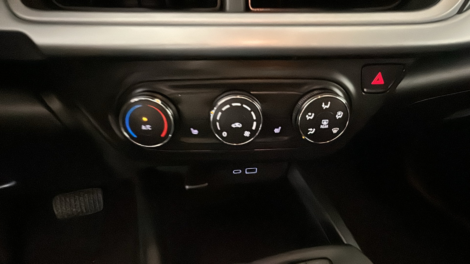 Used 2025 Chevrolet Trax RS w/ Sunroof Package FWD image 26