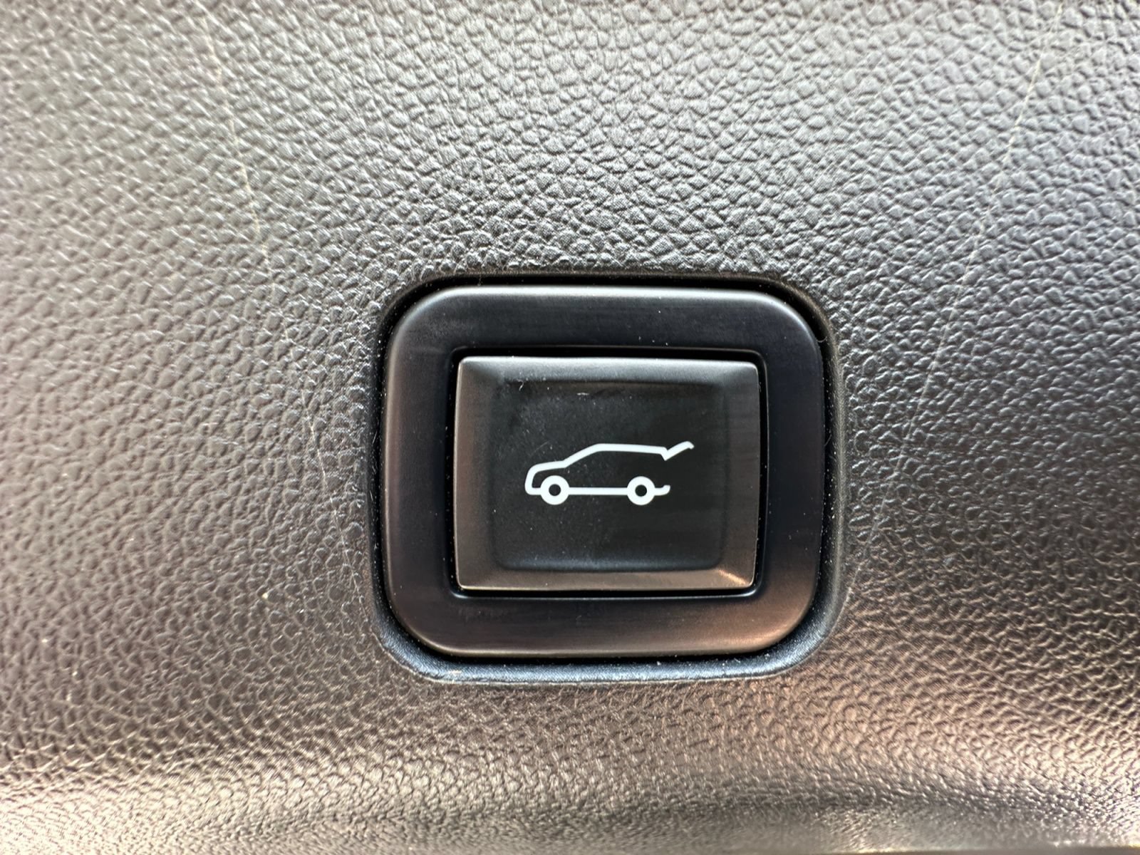 Used 2021 Chevrolet Suburban RST AWD/4WD image 38