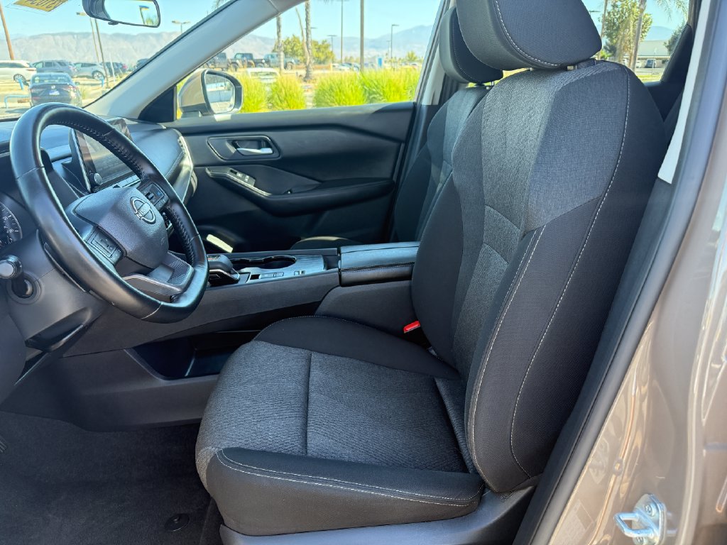 Used 2025 Nissan Rogue SV FWD image 10