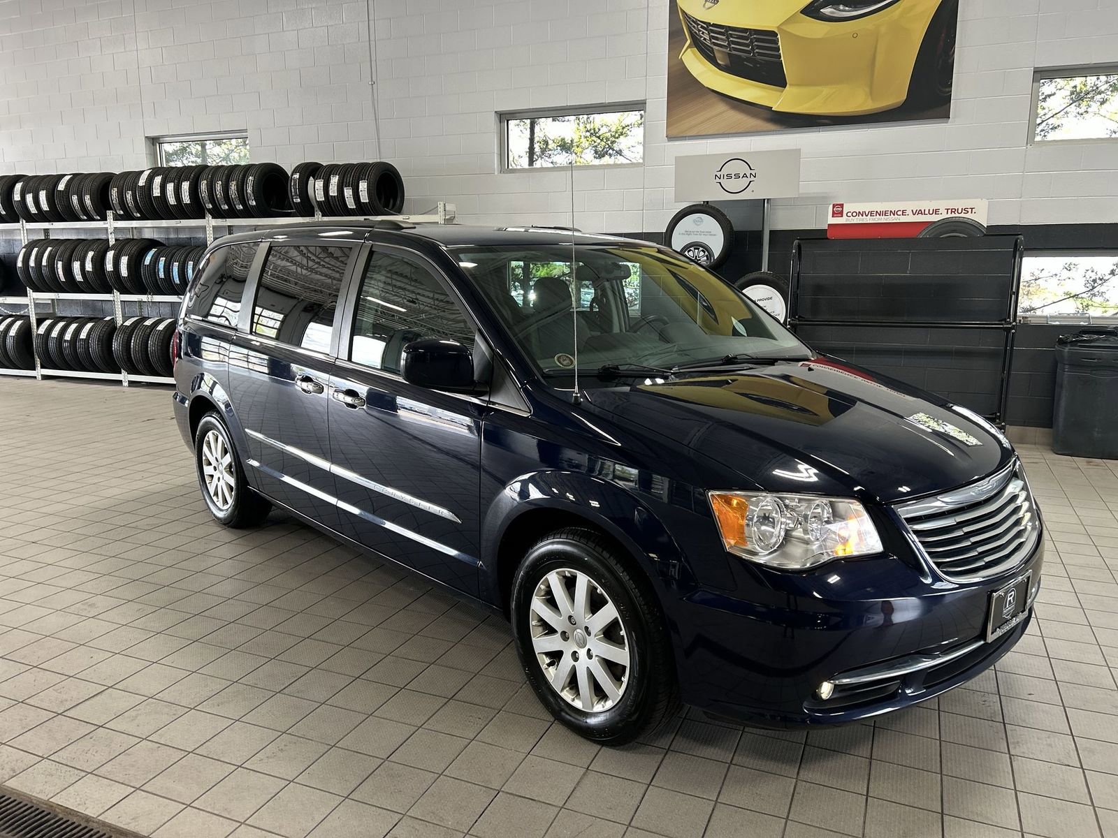 Used 2016 Chrysler Town & Country Touring w/ Driver Convenience Group FWD image 10
