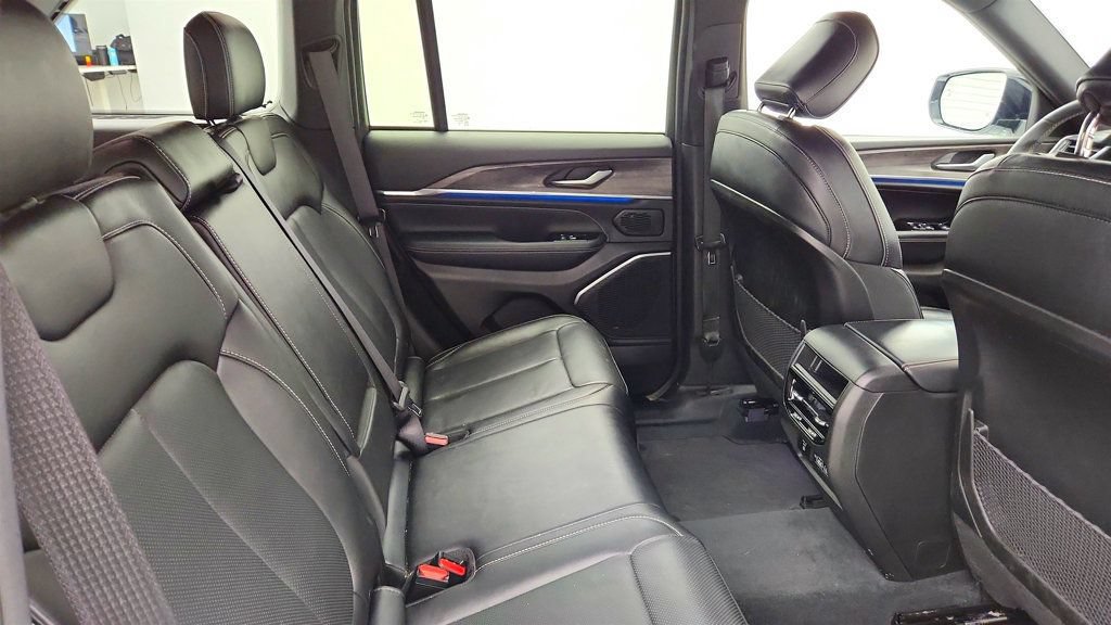 Used 2023 Jeep Grand Cherokee Overland AWD/4WD image 23