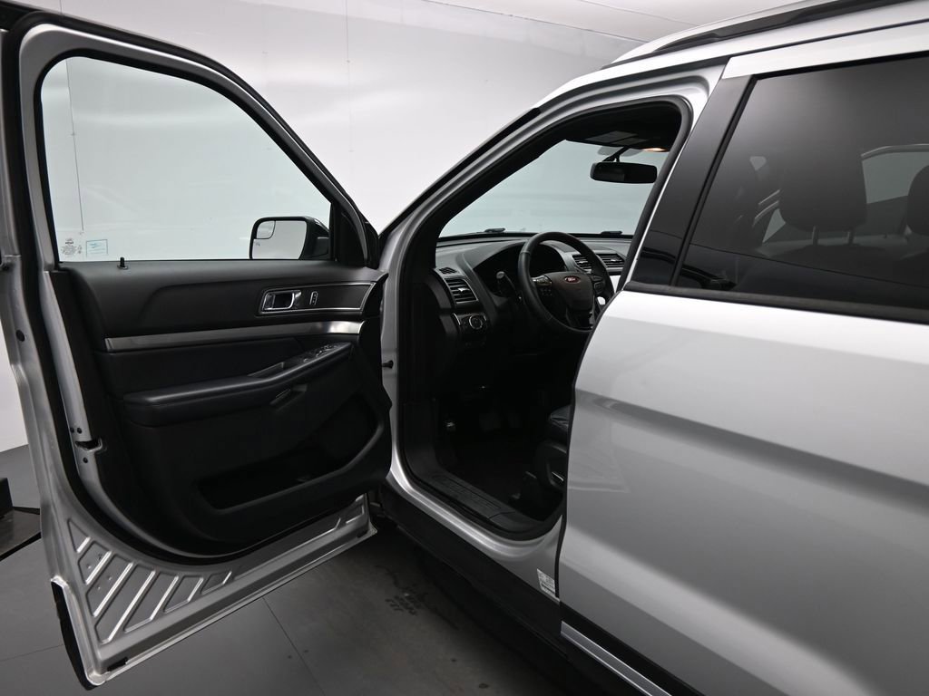 Certified 2018 Ford Explorer XLT w/ Equipment Group 202A image 8