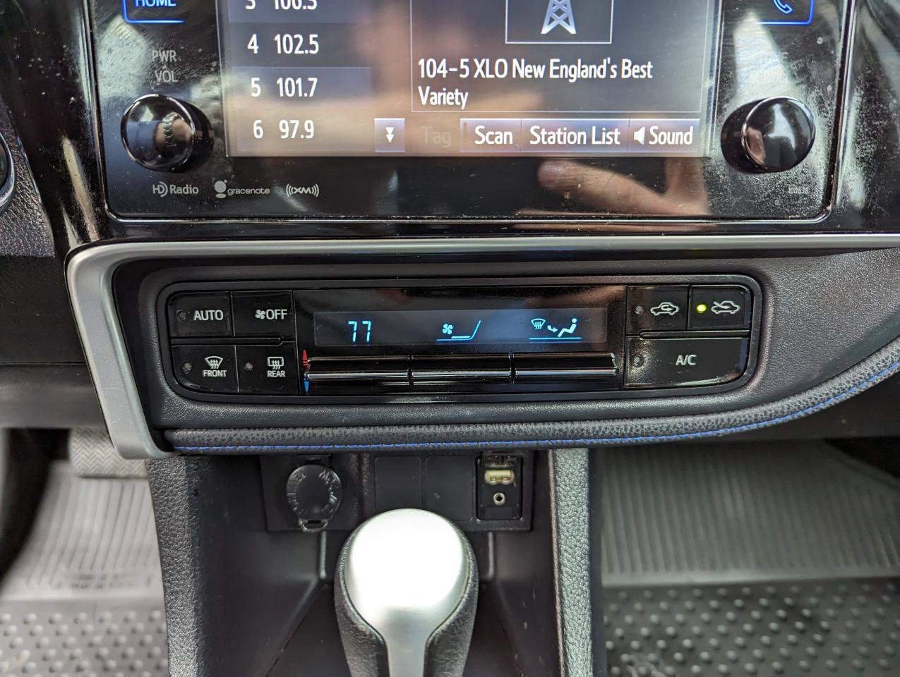 Used 2017 Toyota Corolla SE w/ SE Premium Package FWD image 22