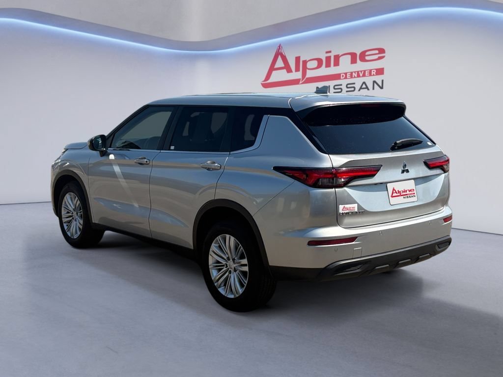 Used 2024 Mitsubishi Outlander ES FWD image 3