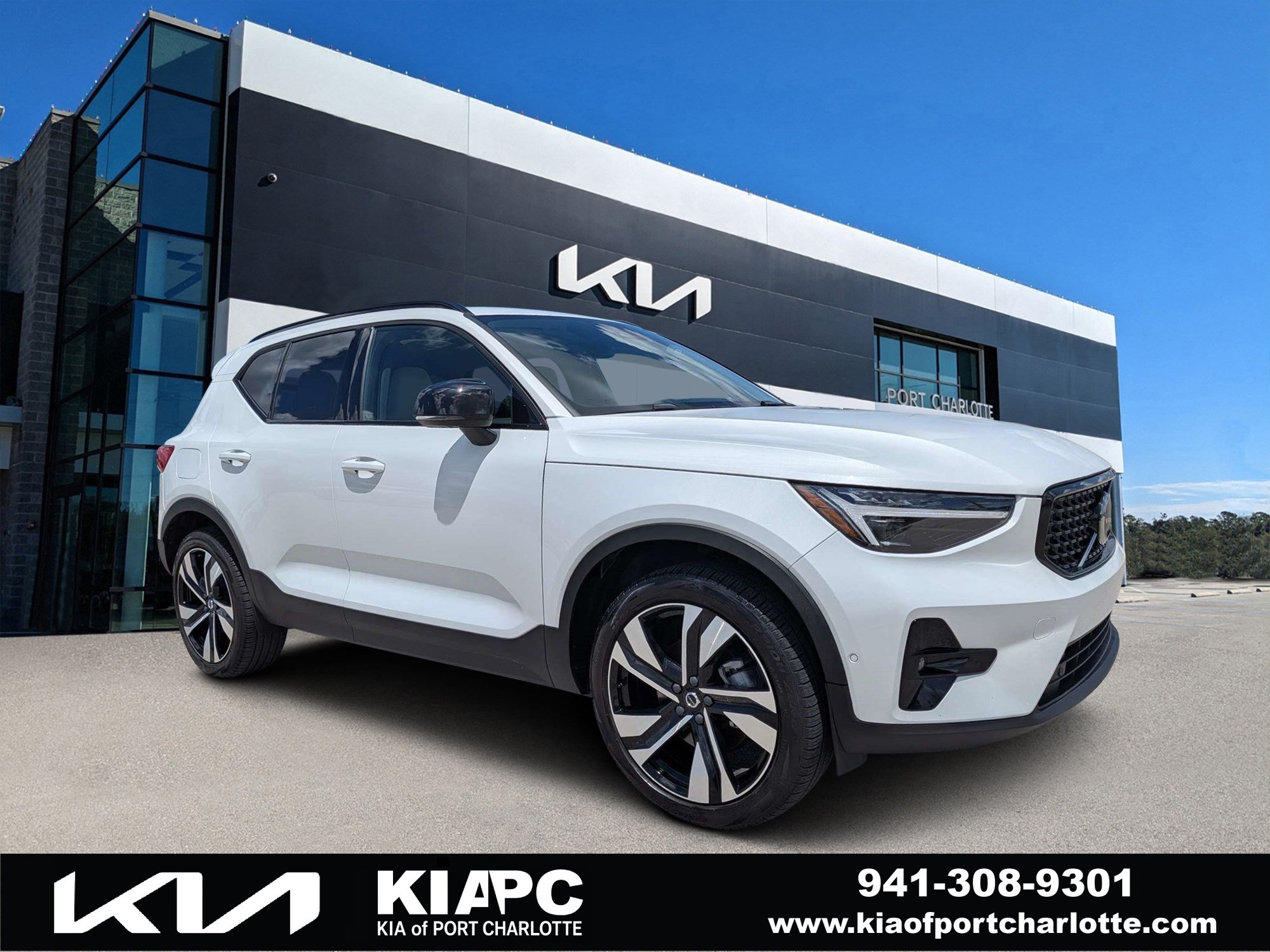 Used 2024 Volvo XC40 B5 Ultimate w/ Protection Package Premier AWD/4WD image 1