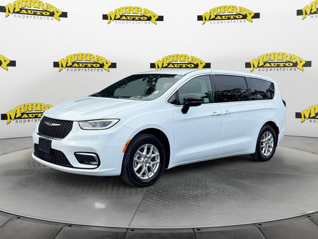 Used 2025 Chrysler Pacifica Select