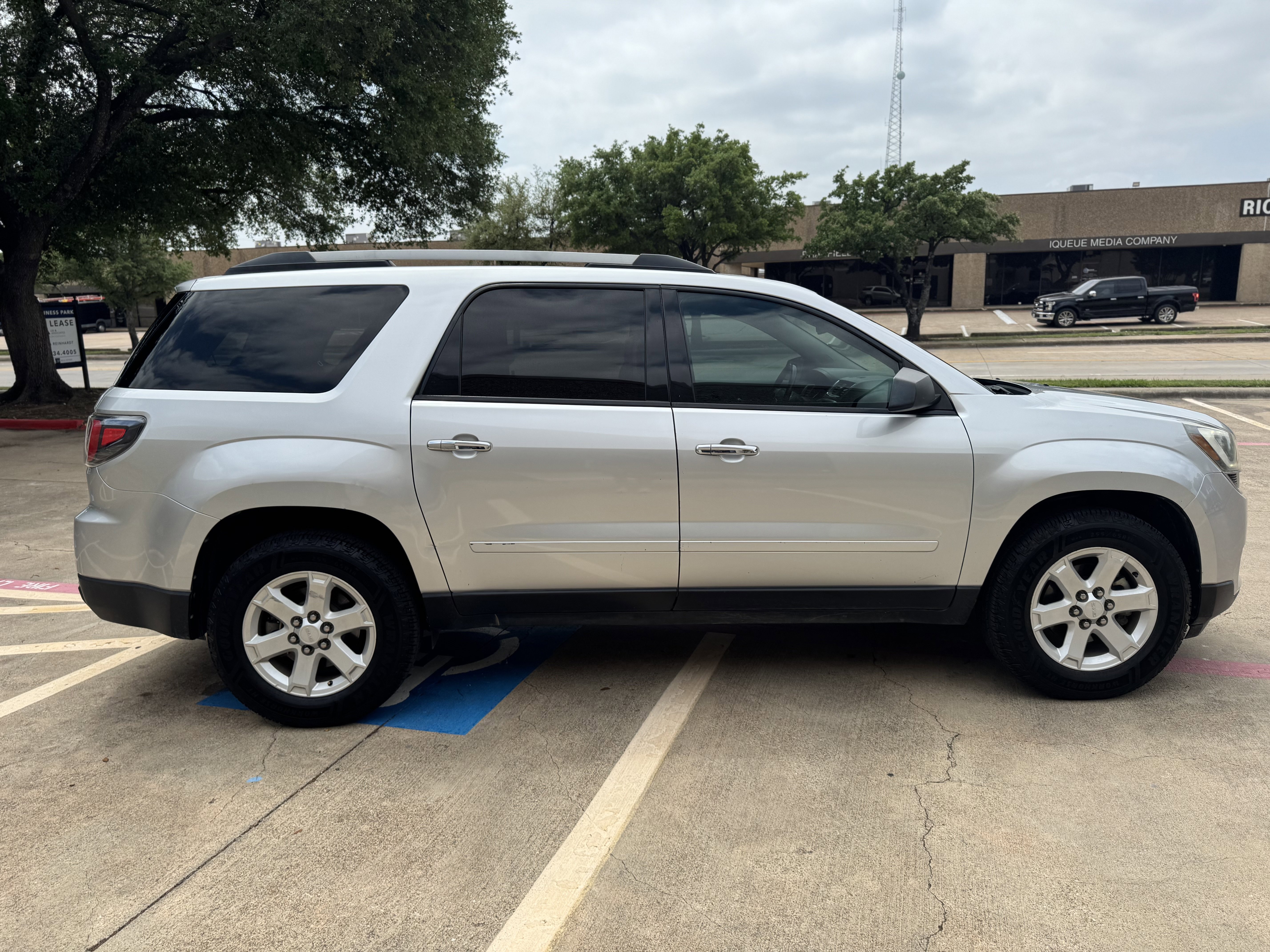 Used 2015 GMC Acadia SLE FWD image 7