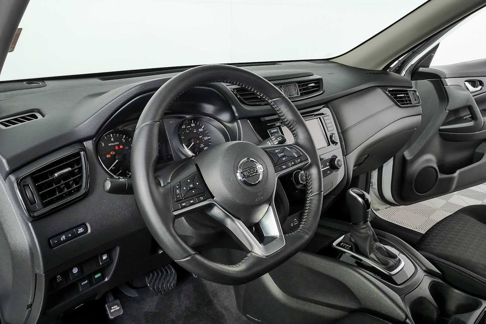 Used 2020 Nissan Rogue S w/ Special Edition Package FWD image 4