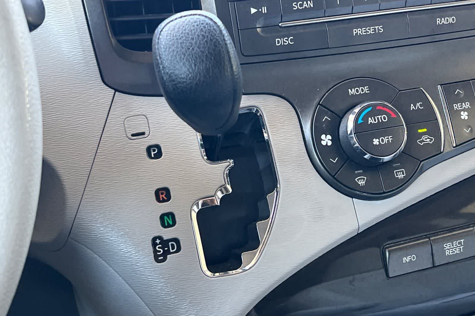Used 2014 Toyota Sienna LE FWD image 23