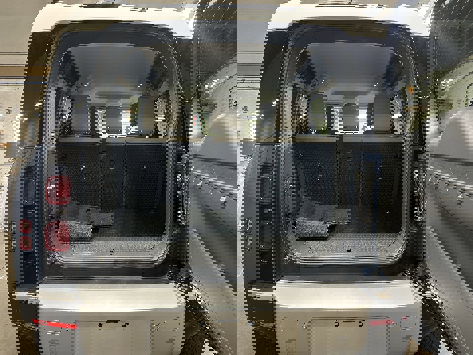 Used 2022 Land Rover Defender 110 S image 27