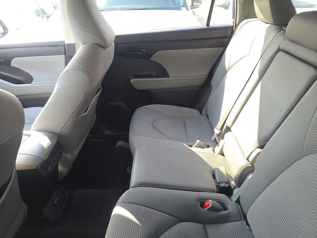 Used 2023 Toyota Highlander LE FWD image 12