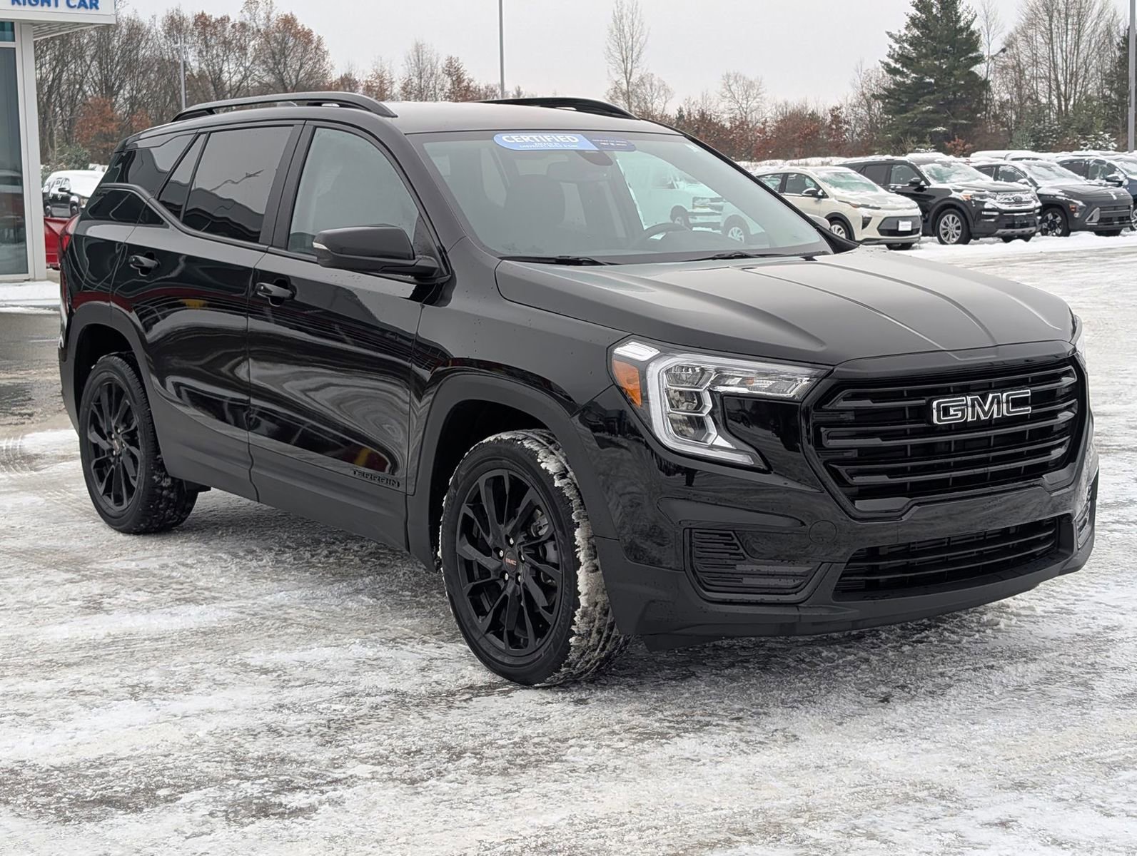 Used 2024 GMC Terrain SLE w/ Driver Convenience Package image 3